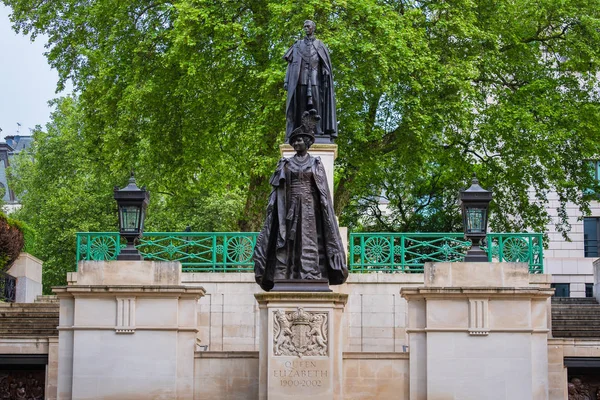 Queen Elizabeth Monument at the Mall Road, London UK