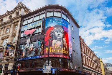 London, Büyük Britanya - 13 Mayıs 2018: Shaftesbury Bulvarı Wardour St. köşesinde tiyatroda Kraliçe'nin komşu Hicks tiyatro (şimdi Gielgud tiyatro için bir standart olarak 8 Ekim 1907 açıldı)
