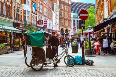 London, Büyük Britanya - 13 Mayıs 2018: Londra üç tekerlekli bisiklet taksi availble city of London ve Westminster şehir iç bölgesinde turist için