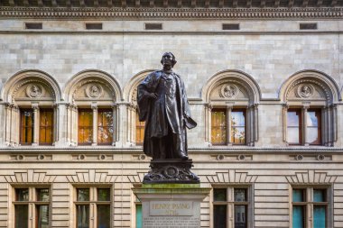 Heykel efendim Henry Irving, bir tiyatro oyuncusu Victoria döneminde Lyceum tiyatrosunda heykeli dikilmiş bitişik Ulusal Portre Galerisi