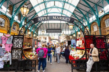 London, Büyük Britanya - 12 Mayıs 2018: Apple Pazar Covent Garden benzersiz el yapımı el sanatları ve Turizm hafta boyunca için ürünler sunan çarşı içinde