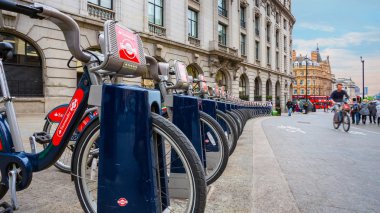 London, Büyük Britanya - 12 Mayıs 2018: Santander Londra Belediye Başkanı Boris Johnson sonra Boris Bisiklet bilinen döngüleri