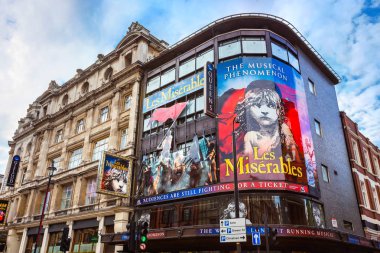 London, Büyük Britanya - 13 Mayıs 2018: Shaftesbury Bulvarı Wardour St. köşesinde tiyatroda Kraliçe'nin komşu Hicks tiyatro (şimdi Gielgud tiyatro için bir standart olarak 8 Ekim 1907 açıldı)