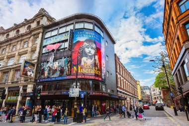 London, Büyük Britanya - 13 Mayıs 2018: Shaftesbury Bulvarı Wardour St. köşesinde tiyatroda Kraliçe'nin komşu Hicks tiyatro (şimdi Gielgud tiyatro için bir standart olarak 8 Ekim 1907 açıldı)