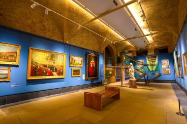 London, Büyük Britanya - 15 Mayıs 2018: Guildhall Sanat Galerisi (1985 yılında keşfedilen) Londra'nın Roma amfi tiyatroda sitede 1885'te inşa evler Londra şehir sanat topluluğu