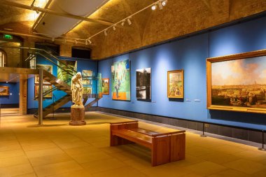 London, Büyük Britanya - 15 Mayıs 2018: Guildhall Sanat Galerisi (1985 yılında keşfedilen) Londra'nın Roma amfi tiyatroda sitede 1885'te inşa evler Londra şehir sanat topluluğu