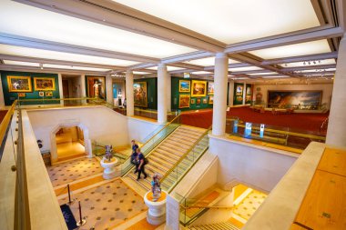 London, Büyük Britanya - 15 Mayıs 2018: Guildhall Sanat Galerisi (1985 yılında keşfedilen) Londra'nın Roma amfi tiyatroda sitede 1885'te inşa evler Londra şehir sanat topluluğu