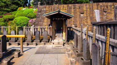 Tokyo, Japonya - 20 Nisan 2018: Oishi Kuranosuke 47 ronin, 47 sadık efendisiz samuray, Sengakuji Tapınağı'nda en popüler Japon tarihi epik efsanelerinden biri lideri mezar