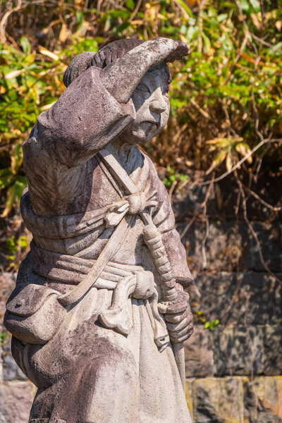 АЙДЗУВАКАМАЦУ, Япония - 21 апреля 2018 года: Место захоронения Белого Тигра на горе Бяккутай. Иимори - молодой самурай-подросток, воевавший и покончивший жизнь самоубийством во время Боссийской войны
