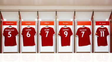 Liverpool, Büyük Britanya - 17 Mayıs 2018: Anfield Stadı nda soyunma odası dolap fornt asılı oyuncu formaları