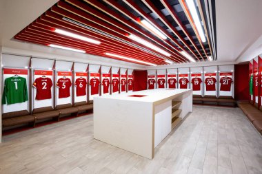 Liverpool, Büyük Britanya - 17 Mayıs 2018: Anfield Stadı nda soyunma odası dolap fornt asılı oyuncu formaları