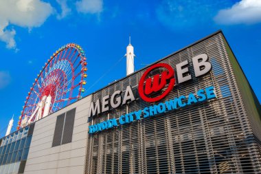 Tokyo, Japonya - 20 Nisan 2018: Mega Web Odaiba adasında bir otomotiv odaklı Tema Parkı ve Toyota geçmiş ve onun en yeni teknolojik gelişmeleri tasvir showroom olduğunu.
