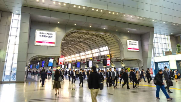 日本东京 2018年4月20日 位于日本东京高轮王子的主要火车站品川站的通勤者 — 图库照片