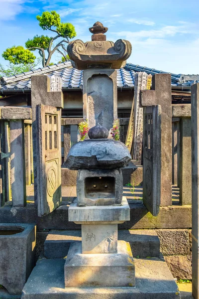 忠実な浪人 泉岳寺で最も人気のある日本歴史壮大な伝説の一つのレディー 赤穂マスターの墓 — ストック写真