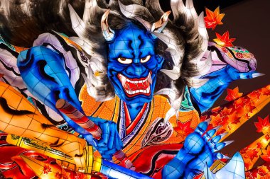 Aomori, Japonya - 22 Nisan 2018: Nebuta Warasse Müzesi evler beş tüm float fener festival için her yıl yenilenen Ağustos ayında düzenlenen son Nebuta Festivali için kullanılan fenerler float