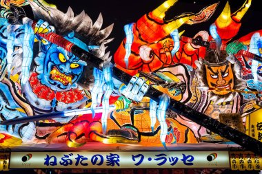 Aomori, Japonya - 22 Nisan 2018: Nebuta Warasse Müzesi evler beş tüm float fener festival için her yıl yenilenen Ağustos ayında düzenlenen son Nebuta Festivali için kullanılan fenerler float