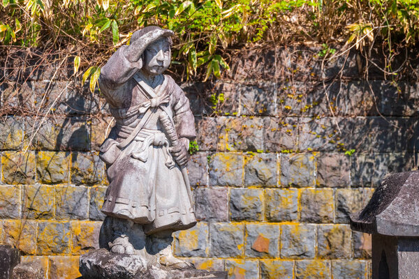 АЙДЗУВАКАМАЦУ, Япония - 21 апреля 2018 года: Место захоронения Белого Тигра на горе Бяккутай. Иимори - молодой самурай-подросток, воевавший и покончивший жизнь самоубийством во время Боссийской войны
