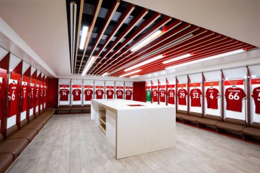 Liverpool, Büyük Britanya - 17 Mayıs 2018: Anfield Stadı nda soyunma odası dolap fornt asılı oyuncu formaları