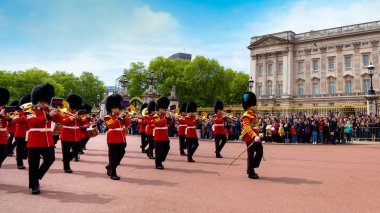 Londra, İngiltere - 13 Mayıs 2018: Değişen Buckingham Sarayı'ndaki - Muhafız içinde bir grup asker rahatladım onların yükümlülükleri askerler yeni bir toplu işlemi tarafından resmi bir tören.