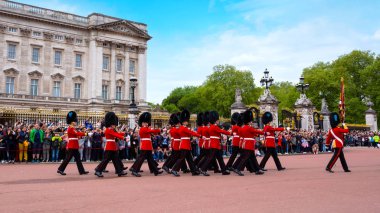 Londra, İngiltere - 13 Mayıs 2018: Değişen Buckingham Sarayı'ndaki - Muhafız içinde bir grup asker rahatladım onların yükümlülükleri askerler yeni bir toplu işlemi tarafından resmi bir tören.