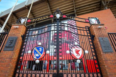 Liverpool, İngiltere - 17 Mayıs 2018: Paisley ağ geçidi Anfield Stadı üzerinde örtüsünü açmak önünde Nisan 8th 1999 haraç Kulübü 's en büyük kulüp yöneticileri biri doğru Bob Paisley (1919-1996)