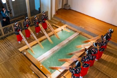 Gunma, Japan - 27 Nisan 2018: Yumomi Kusatsu'nın kaplıca su sıcaklığı soğuk su ile sulandrarak olmadan banyo için sakin bir geleneksel yoludur
