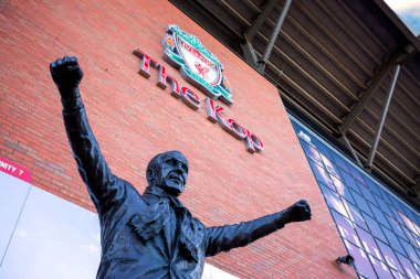 Liverpool, İngiltere - 17 Mayıs 2018: Heykel, Bill Shankly Anfield önünde. O kim 1 Tümeni 1962 yılında Liverpool getiriyor ve şöhret İngiliz ve Avrupa futbol içine takım yeniden yöneticisidir
