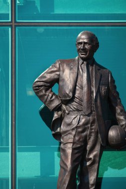Manchester, İngiltere - 19 Mayıs 2018: Efendim Matt Busby bronz heykel Old Trafford stadyum, ev Manchester United