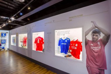 Liverpool, İngiltere - 17 Mayıs 2018: Steven Gerrard Lfc hikaye Müzesi koleksiyonunda her kırmızı fan için efsanevi ve unutulmaz bir deneyim sırasında inanılmaz kokuyordu toplanan