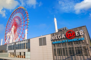 Tokyo, Japonya - 20 Nisan 2018: Mega Web Odaiba adasında bir otomotiv odaklı Tema Parkı ve Toyota geçmiş ve onun en yeni teknolojik gelişmeleri tasvir showroom olduğunu.