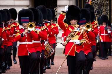 Londra, İngiltere - 13 Mayıs 2018: Değişen Buckingham Sarayı'ndaki - Muhafız içinde bir grup asker rahatladım onların yükümlülükleri askerler yeni bir toplu işlemi tarafından resmi bir tören.