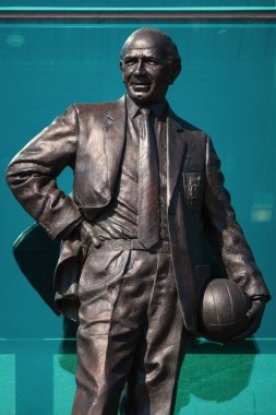 Manchester, İngiltere - 19 Mayıs 2018: Efendim Matt Busby bronz heykel Old Trafford stadyum, ev Manchester United