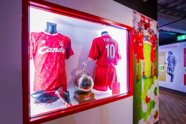 Liverpool, İngiltere - 17 Mayıs 2018: The Liverpool Fc Story yıldız oyuncu profilleri ve videolar Lfc Heroes eylem tarihi anlarda geçmişte adanmış müzesidir