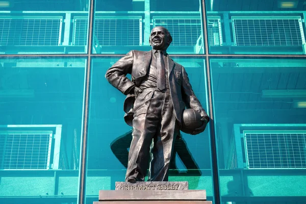 Manchester Storbritannien Maj 2018 Sir Matt Busby Brons Staty Old — Stockfoto