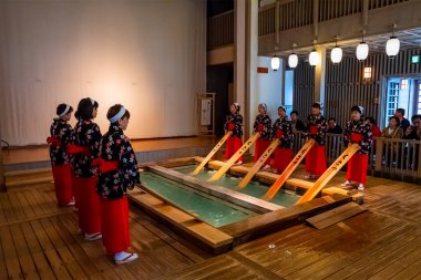 Gunma, Japan - 27 Nisan 2018: Yumomi Kusatsu'nın kaplıca su sıcaklığı soğuk su ile sulandrarak olmadan banyo için sakin bir geleneksel yoludur