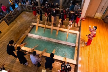 Gunma, Japan - 27 Nisan 2018: Yumomi Kusatsu'nın kaplıca su sıcaklığı soğuk su ile sulandrarak olmadan banyo için sakin bir geleneksel yoludur