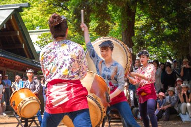 Tokyo, Japonya - 29 Nisan 2018: Tanımlanamayan grup kadın gerçekleştirmek Japon Taiko Davul Bunkyo Azalea Festivali'nde (Tsutsuji Matsuri) Nezu Tapınak