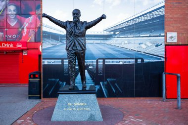 Liverpool, İngiltere - 17 Mayıs 2018: Heykel, Bill Shankly Anfield önünde. O kim 1 Tümeni 1962 yılında Liverpool getiriyor ve şöhret İngiliz ve Avrupa futbol içine takım yeniden yöneticisidir