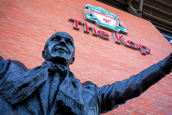 Liverpool, İngiltere - 17 Mayıs 2018: Heykel, Bill Shankly Anfield önünde. O kim 1 Tümeni 1962 yılında Liverpool getiriyor ve şöhret İngiliz ve Avrupa futbol içine takım yeniden yöneticisidir