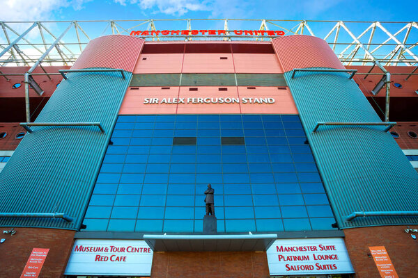 МАНЧЕСТЕР, Великобритания - 19 января 2018 года: Статуя сэра Алекса Фергюсона перед Алексом Фергюсоном на стадионе "Олд Траффорд", где базируется "Манчестер Юнайтед".
