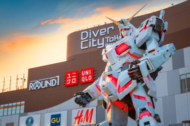 Tokyo, Japonya - 20 Nisan 2018: Full-size cep takım elbise Rx-0 tek boynuzlu at Gundam yineleme dalgıç City Tokyo Plaza - bir alışveriş merkezinde Odaiba alan mobil uygun Gundam Unicorn serisi