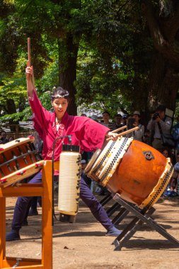 Tokyo, Japonya - 29 Nisan 2018: Tanımlanamayan grup kadın gerçekleştirmek Japon Taiko Davul Bunkyo Azalea Festivali'nde (Tsutsuji Matsuri) Nezu Tapınak