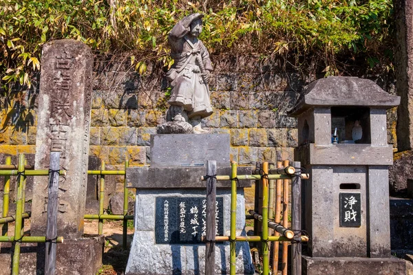 Aizuwakamatsu 2018年4月21日 Byakkutai 白虎部队 在饭森的坟墓遗址 Boshin 战争中战斗自杀的年轻少年武士 — 图库照片