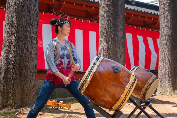 2018 女性の未確認のグループが根津神社文京つつじまつり つつじまつり での和太鼓を実行します — ストック写真
