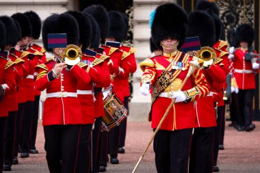 Londra, İngiltere - 13 Mayıs 2018: Değişen Buckingham Sarayı'ndaki - Muhafız içinde bir grup asker rahatladım onların yükümlülükleri askerler yeni bir toplu işlemi tarafından resmi bir tören.