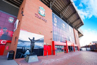 Liverpool, İngiltere - 17 Mayıs 2018: Heykel, Bill Shankly Anfield önünde. O kim 1 Tümeni 1962 yılında Liverpool getiriyor ve şöhret İngiliz ve Avrupa futbol içine takım yeniden yöneticisidir