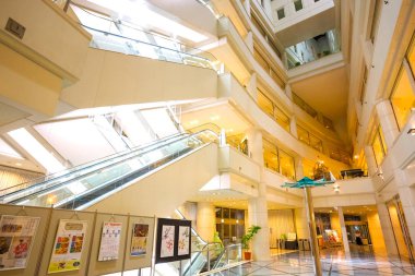 Tokyo, Japonya - 25 Nisan 2018: Funabori Kulesi Hall ve Funabori Kulesi olan kule, Restoran, panoramik, saat kulesi, ilçe merkezi Tokyo'daki Sumida Nehri yakınında