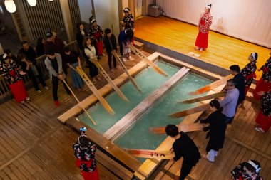 Gunma, Japan - 27 Nisan 2018: Yumomi Kusatsu'nın kaplıca su sıcaklığı soğuk su ile sulandrarak olmadan banyo için sakin bir geleneksel yoludur