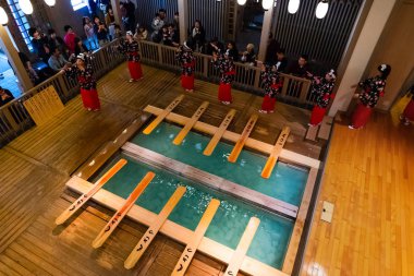 Gunma, Japan - 27 Nisan 2018: Yumomi Kusatsu'nın kaplıca su sıcaklığı soğuk su ile sulandrarak olmadan banyo için sakin bir geleneksel yoludur