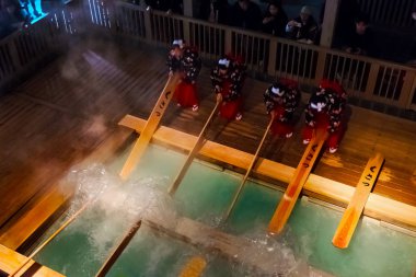 Gunma, Japan - 27 Nisan 2018: Yumomi Kusatsu'nın kaplıca su sıcaklığı soğuk su ile sulandrarak olmadan banyo için sakin bir geleneksel yoludur